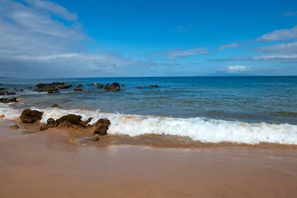 Sommar semester, semester bakgrund av en tropisk strand och blått hav. Stranden Hawaii. Surfstänk tidvatten. — Stockfoto