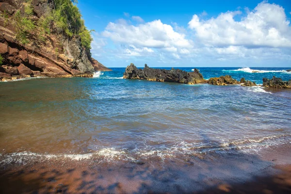 Волны на скалистом пляже. Тропический рай глубокая бирюзовая скала. — стоковое фото