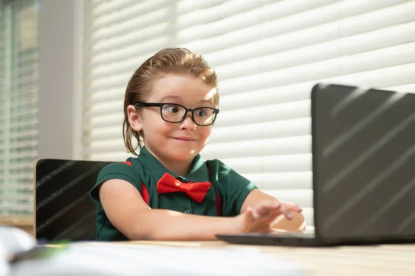 家庭でオンラインレッスンの間に宿題の数学を勉強している少年。ビデオ通話教師との人形研究. — ストック写真