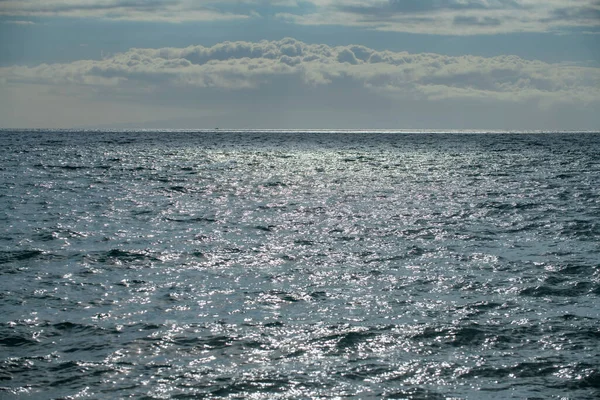 Abstraktní moře příroda pozadí. Vodní vlny ve slunečním světle s kopírovacím prostorem. Tropická pláž. Místo na zavlažování. Vodní hladina Aquy. — Stock fotografie