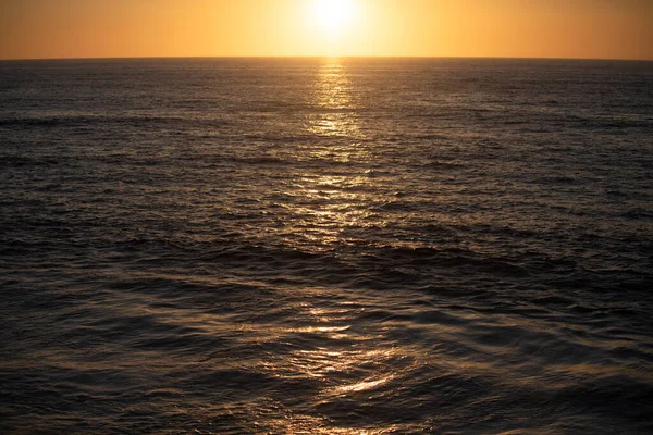 海で日没。ビーチでの日の出。カラフルな海のビーチの日の出. — ストック写真