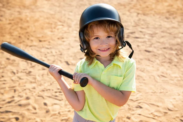 Dziecięcy baseballista skupiony na kiju. Dzieciak trzymający kij baseballowy. — Zdjęcie stockowe