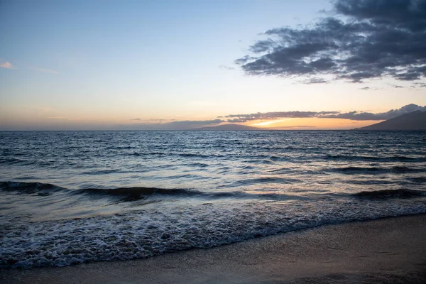 海滩和热带海。五彩斑斓的海滩。马尔代夫或夏威夷绿松石清澈的水域景观. — 图库照片