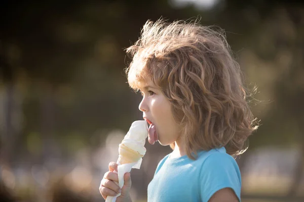 Caucásico niño comiendo helado, retrato niños cara. —  Fotos de Stock