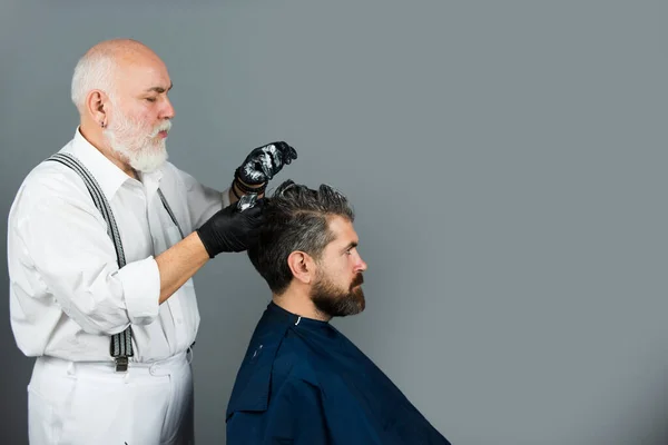 Professionelle Friseur Färbung Mann Haare. Prozess eines Mannes Farbe Haare beim Friseur. Haarfärbung Mann. — Stockfoto
