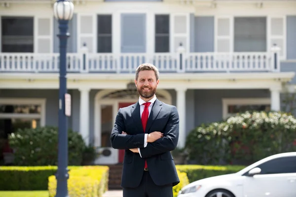 Empreendedor, retrato de negócios. Empresário de pé orgulhoso com braços cruzados fora. — Fotografia de Stock