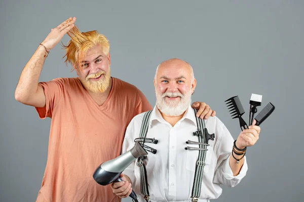 Barbeiro com tesoura e navalha, barbearia. Trabalho na barbearia. Equipamento de cabelo. Homem barbudo, homem barbudo. Homem barba retrato. — Fotografia de Stock