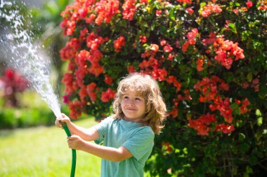 Çocuk evin dışındaki bitkileri suluyor, bitki yetiştirme konsepti çocuklar için öğrenme etkinliği ve doğa için eğitim..