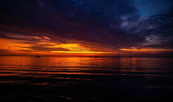 Playa del mar puesta de sol. Salida del sol sobre el mar y hermoso paisaje nublado. — Foto de Stock