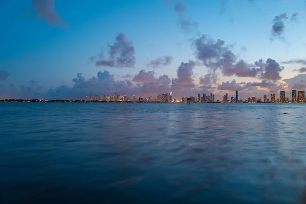 Miami city. Skyline von Miami in der Abenddämmerung mit Wolkenkratzern über dem Meer. Nachts in der Innenstadt. — Stockfoto