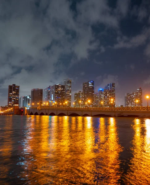 Ciudad de Miami Florida, panorama al atardecer con edificios comerciales y residenciales y puente en la bahía de Biscayne. Vista nocturna del horizonte. —  Fotos de Stock