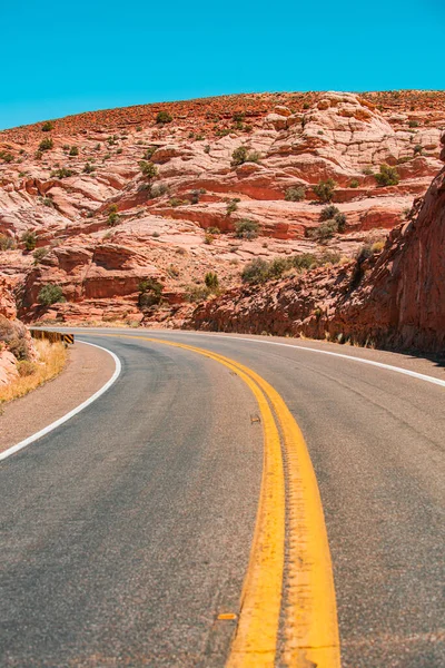 Asphalt texture, sfondo modo. Strada statale e cielo paesaggio. Strada aperta attraverso le montagne, strada montuosa. — Foto Stock