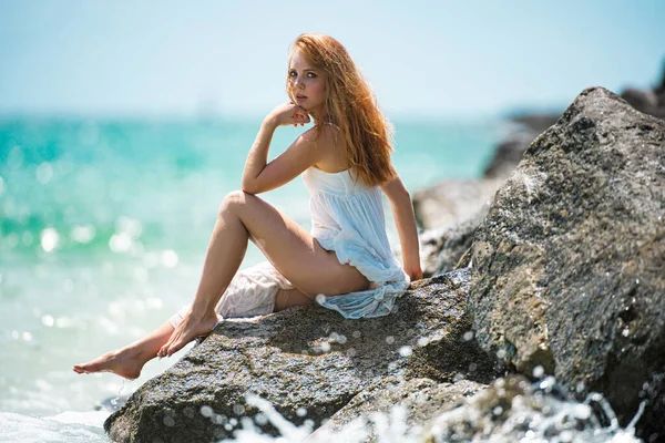 Schöne sexy Mädchen am felsigen Meeresstrand. Modeporträt eines Models im Freien am Strand. — Stockfoto