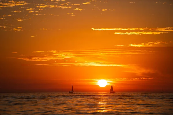 Paisaje marino amanecer dorado sobre el mar. Naturaleza paisaje. Hermoso color naranja y amarillo en la puesta de sol del océano. Paisaje marino con cielo dorado y nubes. — Foto de Stock
