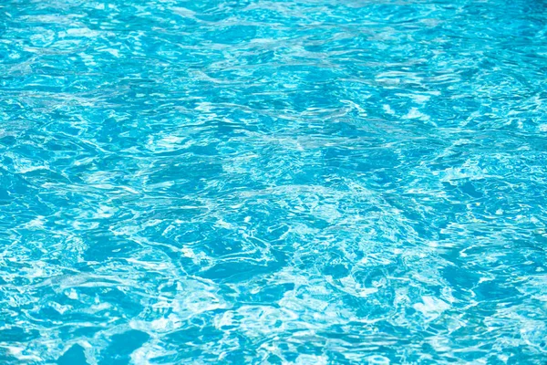 Αφηρημένη κυματισμό κύμα και σαφή τυρκουάζ επιφάνεια του νερού στην πισίνα, μπλε κύμα νερού για φόντο και αφηρημένη σχεδίαση. — Φωτογραφία Αρχείου