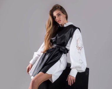 Güzel, şehvetli bir manken. Stüdyoda seksi kadın pozu.