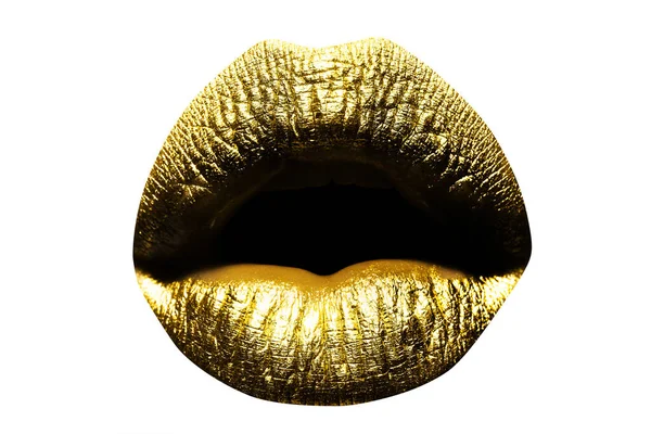 Brillo de oro en labios sexys. Labios de pintura dorada. Abre la boca mujer de cerca. Sexy labios femeninos rojos. Boca abierta sensual. Labio aislado, sorprendido wow icono. — Foto de Stock