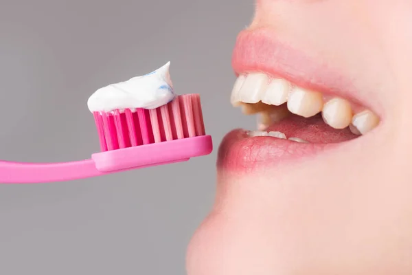 Perawatan Gigi tutup. Wanita menggosok giginya. Pendekatan pada bahagia wanita muda menggosok gigi. — Stok Foto