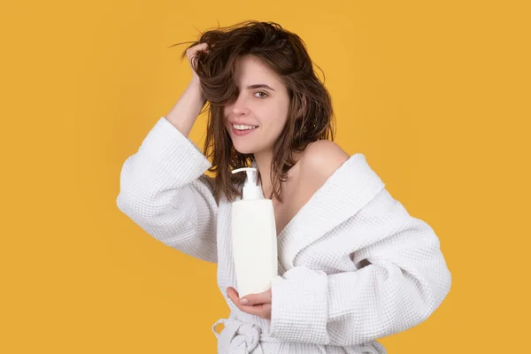 Una hermosa joven en el estudio con el pelo mojado. Cosméticos belleza cuidado del cabello. Champú y acondicionador para mujer. —  Fotos de Stock