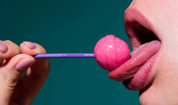 Sexy labios rojos con caramelos para imprimir. Paleta roja dulce en la boca en el diseño de arte. Brillante mujer labios lamiendo chupar piruleta. Sensual boca sexy con caramelo concepto disfrute hermosos labios femeninos. —  Fotos de Stock