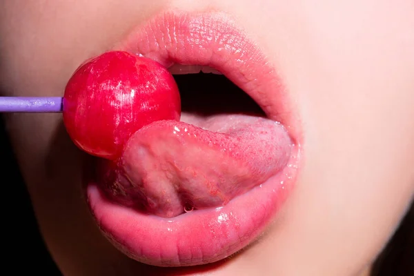 Licking tongue lips. Lips with candy, sexy sweet dreams. Oral sex blow job concept. Female mouth licks chupa chups, sucks lollipop. — Stock Photo, Image