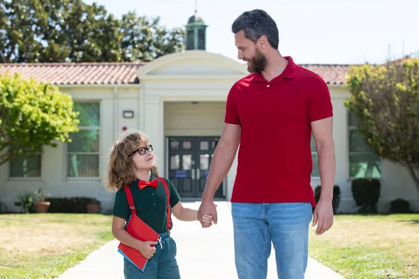 Father supports and motivates son. Kid going to primary school. — Stock Photo, Image