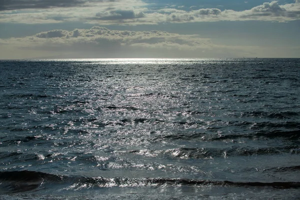 Zomer zee achtergrond. Textuur van het wateroppervlak. Glanzend blauw water rimpel patroon. — Stockfoto