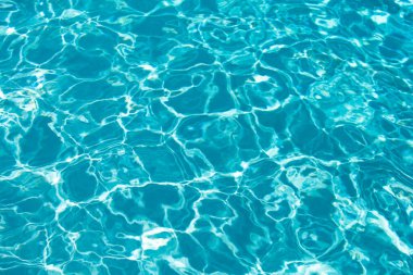 Soyut dalgalanma dalgası ve yüzme havuzunda berrak turkuaz su yüzeyi, arka plan ve soyut tasarım için mavi su dalgası.