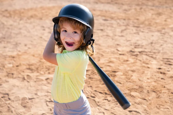 Een jongen met een honkbalknuppel. Pitcher kind op het punt om jeugdhonkbal te gooien. — Stockfoto