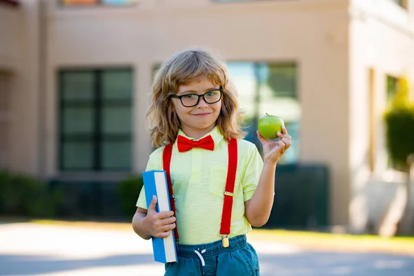 Повернутися до школи. Мила дівчинка з рюкзаком йде до школи з задоволенням . — стокове фото