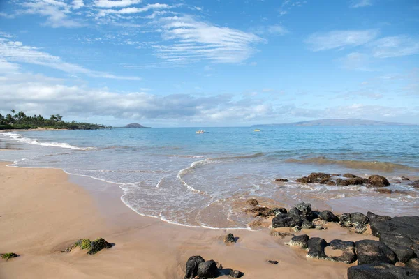 Playa y mar tropical. Naturaleza océano paisaje fondo. —  Fotos de Stock