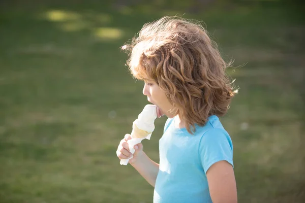 Niños comiendo helado, cerca de la cabeza de un niño lindo. —  Fotos de Stock