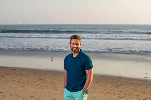 Retrato de homem na praia. Jovem feliz ao ar livre em um dia ensolarado. — Fotografia de Stock