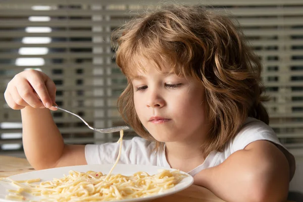 Makarna yiyen küçük bir çocuğun portresi, spagetti. Çocuk kavramı yakın planda. Kafa vuruşu çocuk portresi. — Stok fotoğraf