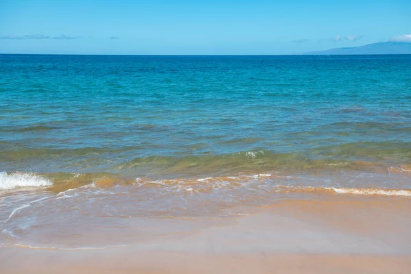 Pantai dan laut tropis. Pantai yang penuh warna. lanskap air pirus jernih, Maladewa atau Hawaii. — Stok Foto