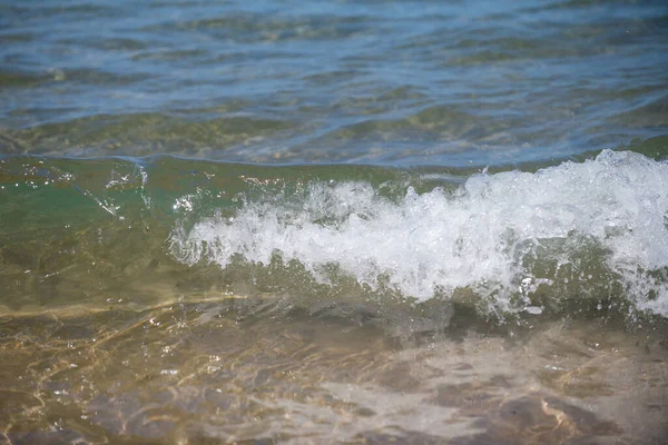 Fondo marino de verano. Textura de la superficie del agua. Patrón de ondulación de agua azul brillante. —  Fotos de Stock