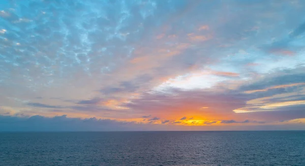 Ocean sunset on sky background with colorful clouds. Calm sea with sunrise sky, hawaii. — Stock Photo, Image