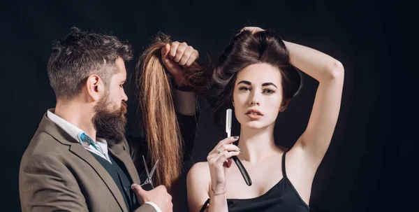 Coiffeur fait coiffure avec des produits de soins capillaires. Coiffeur faisant coiffure, coupe de cheveux. Femme aux cheveux longs au salon de beauté. Barbier coupe les cheveux avec des ciseaux. — Photo