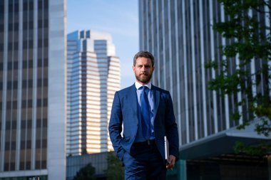 Lüks bir açık uzay iş merkezinde yönetici. Dışarıda başarılı bir iş adamı..