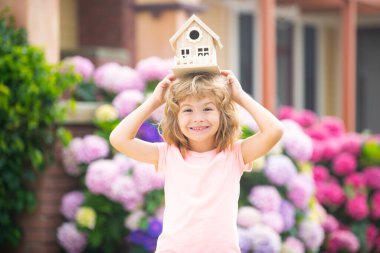 Komik çocuk yeni bir ev hayali kuruyor. Ev kavramı.