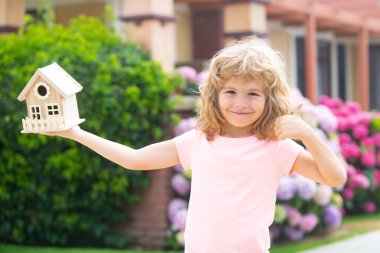 Çocuk yeni bir ev ya da ev hayali kuruyor. Çocuklar için konut kavramı.