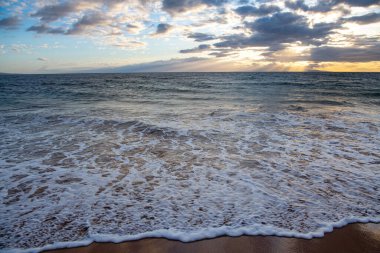 Plaj ve tropikal deniz. Doğanın okyanus manzarası.