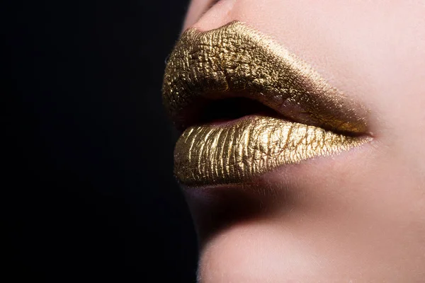섹시 한 입술. 섹시하고 아름다운 여성의 금빛 입술 이 따로 떨어져 있습니다. 금빛 립스틱. — 스톡 사진