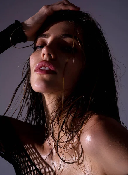Hermosa mujer sensual modelo de moda. Sexy hembra posando en estudio. — Foto de Stock