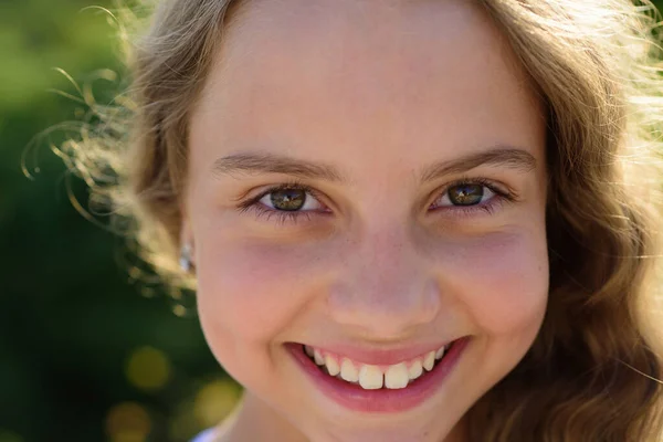 Feliz retrato de niña sonriente. Gente emociones concepto. — Foto de Stock