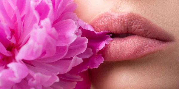 Vrouwelijke mond met sexy roze lippen geïsoleerd close-up. Sluit vrouwelijke sensuele lippen met rode lippenstift. Gepassioneerde lip. — Stockfoto