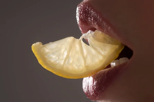 Labbro rosso, bocca con limone. Cura delle labbra e bellezza. Bellezza labbra sensuali. Da vicino, macro con bella bocca da donna. — Foto Stock