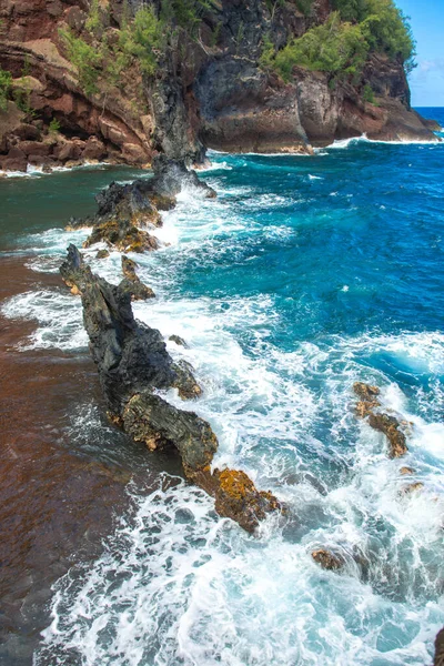 Vågor på en stenig strand. Tropiskt paradis djup turkos stenig kustlandskap. — Stockfoto
