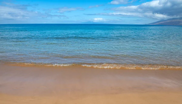 Spiaggia e mare tropicale. Natura oceano paesaggio sfondo. — Foto Stock