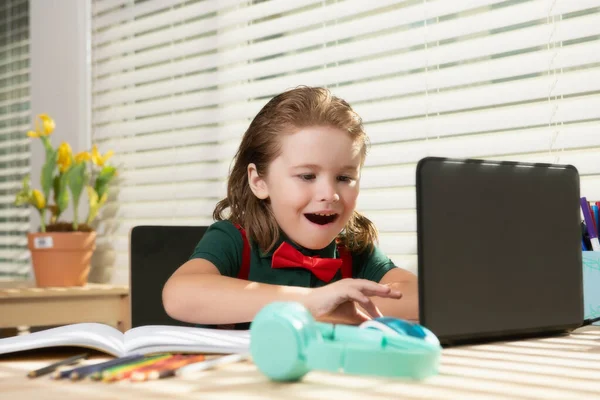 Istruzione e apprendimento a distanza per i bambini, scuola a casa. Bambino della scuola che guarda la classe di educazione online su Internet a casa. — Foto Stock